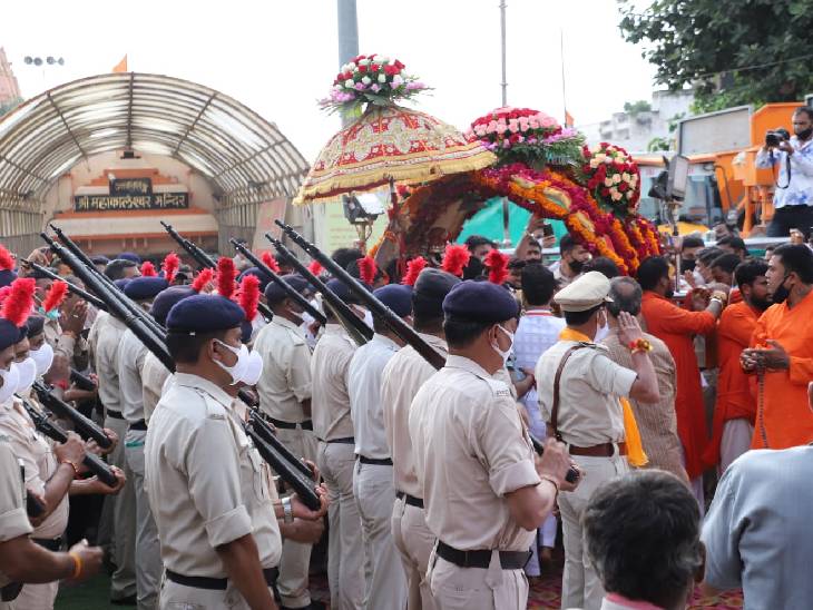 महाकाल मंदिर से निकलते समय पुलिस ने बाबा को सलामी दी।
