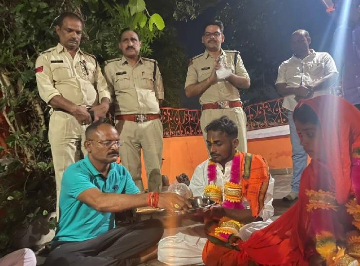 कटनी के बड़वारा में थाने के मंदिर में प्रेमी जोड़े की शादी कराते हुए पुलिसकर्मी।