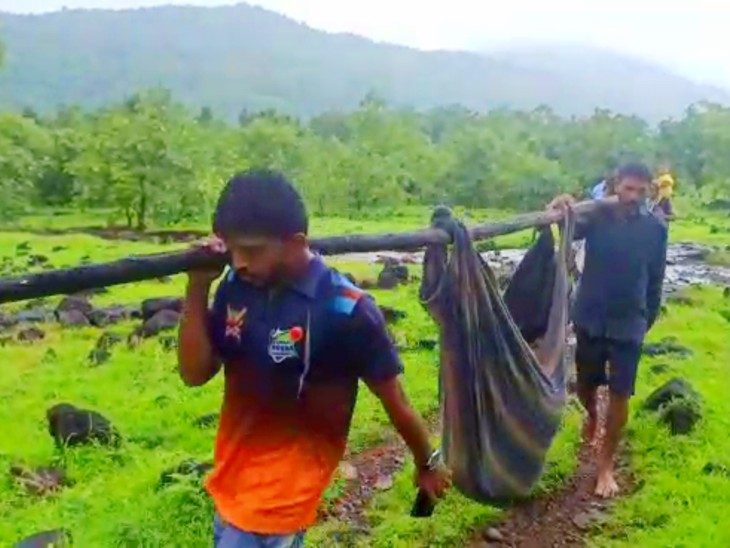महिला 7 महीने की गर्भवती है। उसे हॉस्पिटल ले जाने के लिए गांव के लोगों ने भी मदद की।
