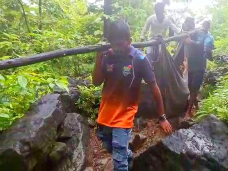 गांव तक पहुंचने के लिए कोई कच्चा रास्ता भी नहीं है। ऐसे में महिला को पहाड़ी रास्ते से ले जाया गया।