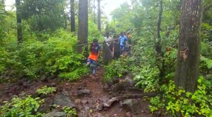 महिला को 7 महीने का गर्भ है। डिलीवरी न होने पर उसे इसी तरह वापस लाया गया।