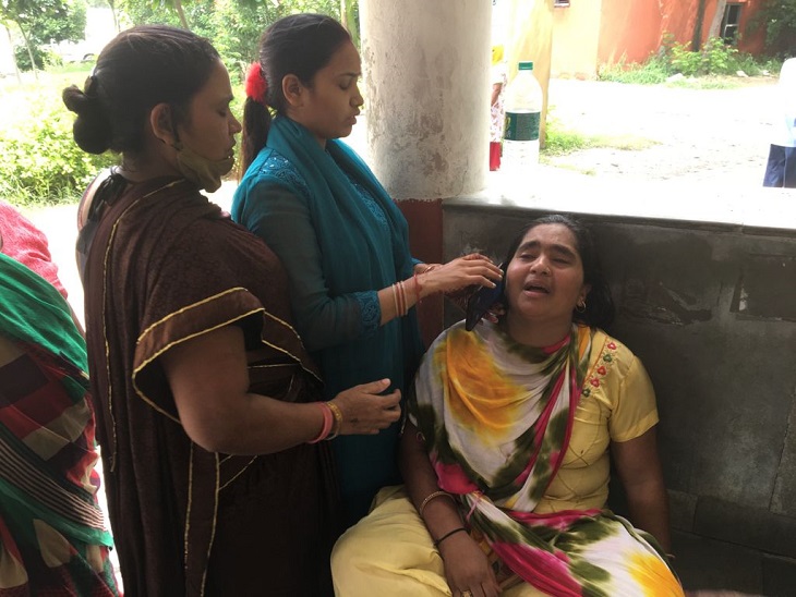 सिविल अस्पताल में विलाप करते मृतक के परिजन।