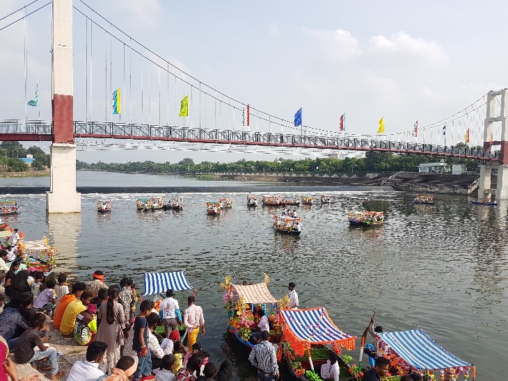 खारून नदी के तट से मुख्यमंत्री भूपेश बघेल ने जैसी ही हरी झंडी दिखाई रेस शुरू हो गई। लक्ष्मण झूले से दुर्ग की ओर जाने वाले ब्रिज को छूकर वापस आने का टास्क था।