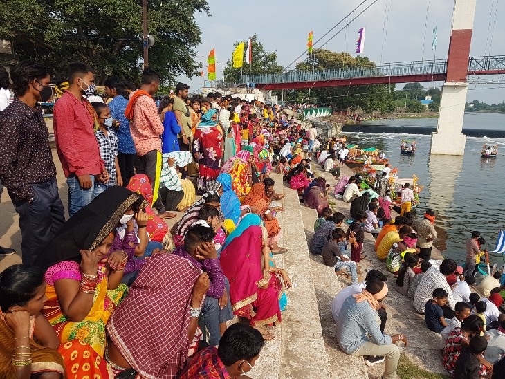 महादेव घाट के तट पर हुई इस नाव दौड़ को देखने के लिए आसपास के इलाकों से लोग बड़ी तादाद में पहुंचे। मुख्यमंत्री के साथ कांग्रेस नेताओं का बड़ा दल भी इस मौके पर मौजूद था।