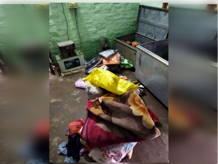 संदूक खोलकर टटोला गया सामान।