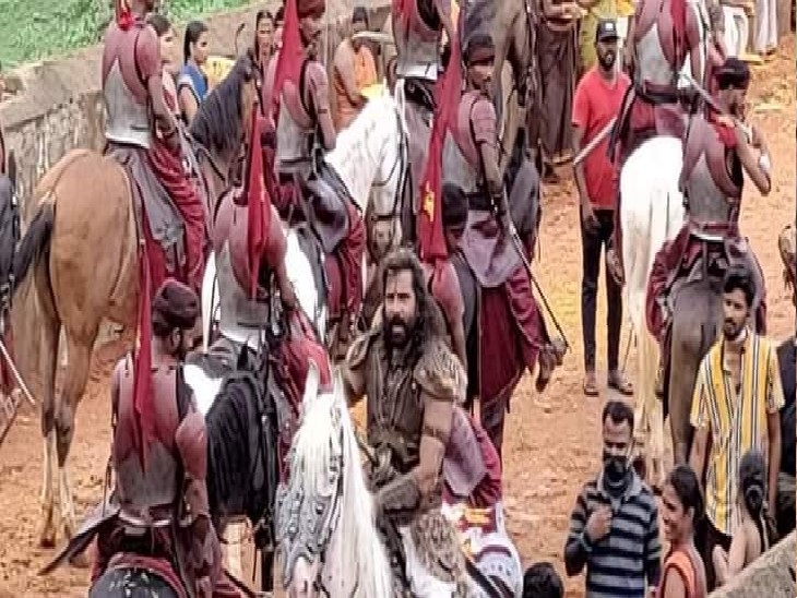 ग्वालियर के किले पर पोन्नियिन सेल्वन मूवी की शूटिंग के दृश्य। - Dainik Bhaskar