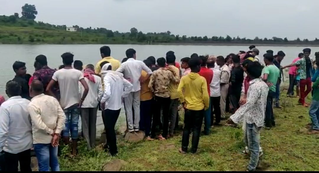 तालाब के पास लगा हुजूम