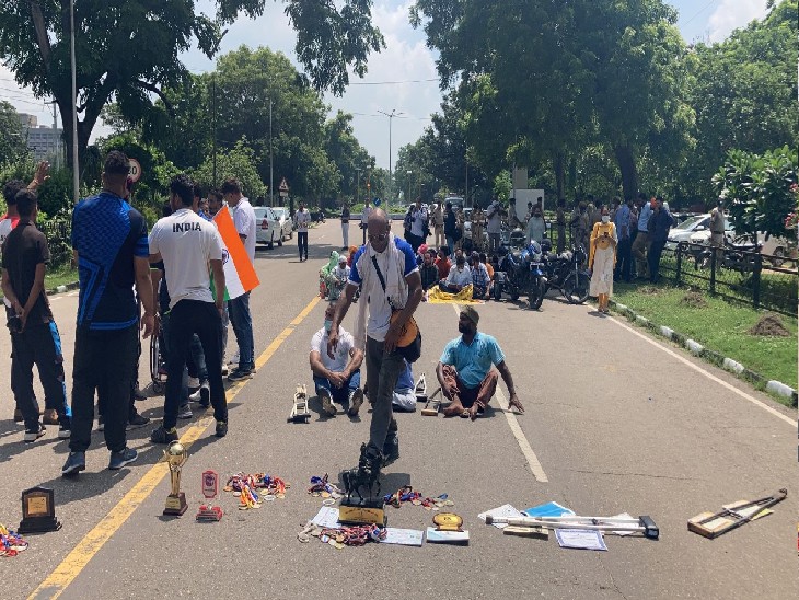सीएम आवास के बाहर धरने पर बैठे पैरालिंपिक खिलाड़ी।