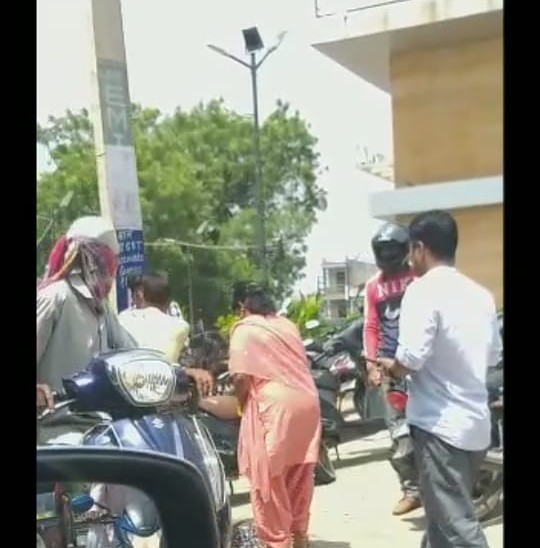 महिला के अलावा कुछ और राहगीरों ने भी लगाए थप्पड़।