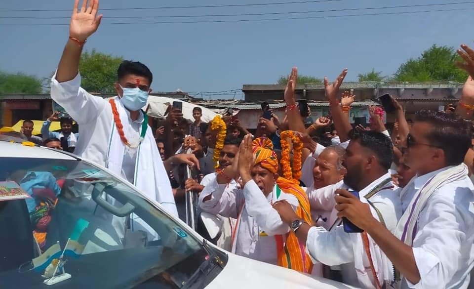 समर्थकों का अभिवादन करते सचिन पायलट।