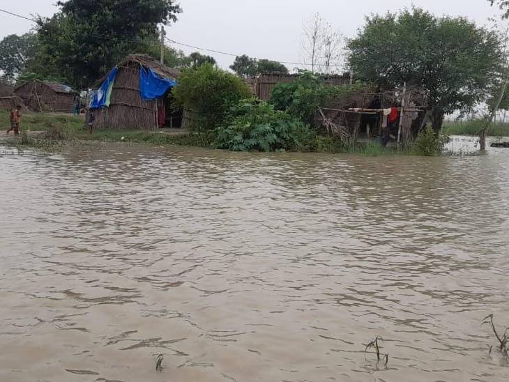 लगातार बारिश के बाद धनघटा तहसील क्षेत्र में बह रही घाघरा नदी उफान पर है। 2 दिनों से लगातार जलस्तर बढ़ने से लोगों में बेचैनी छाने लगी है।