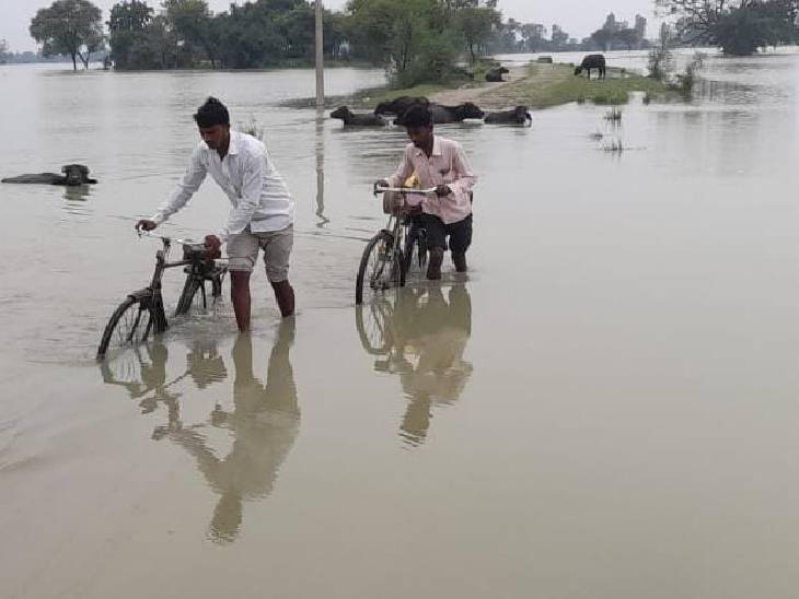 जान खतरे में डालकर निकल रहे ग्रामीण। पानी से घिरे दर्जनों गांव।
