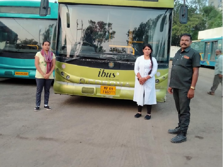 ट्रेनर जयंत पाल के साथ अर्चना व रितु।