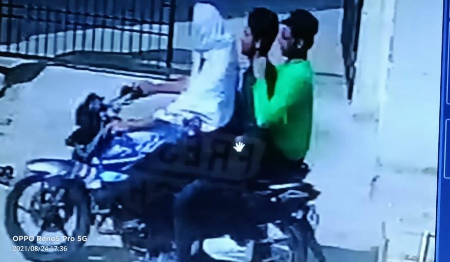 बदमाशों ने चौकीदार से 300 मीटर की दूरी पर बदमाशों ने लुटाए 11 लाख. - दैनिक भास्कर