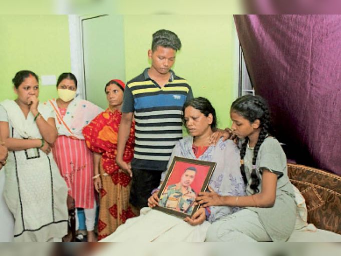 शहीद मनोहर की तस्वीर के साथ परिवार के सदस्य।