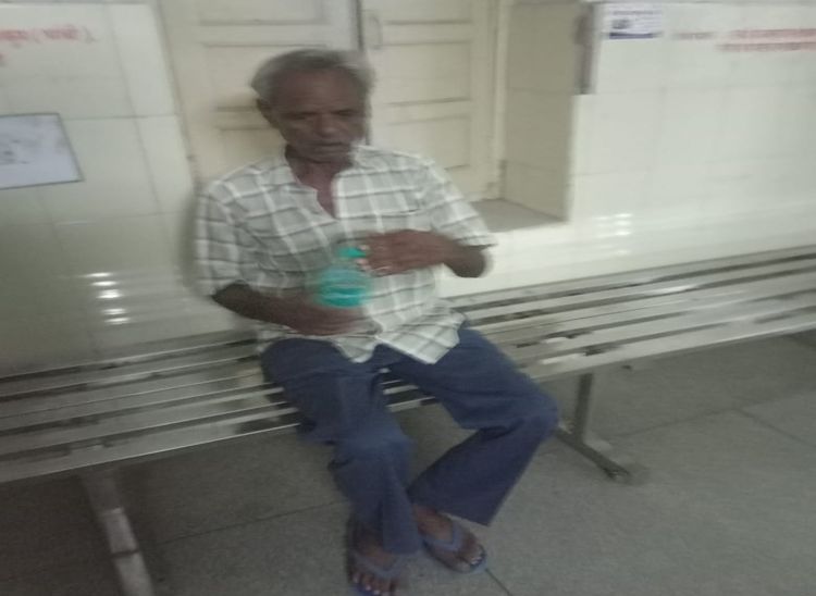 बुधवार रात को अस्पताल में उपचार के बाद रहमत खान पानी पीते हुए। बाद में मौत हो गई।