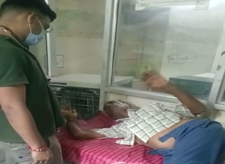 सोजत अस्पताल में बुधवार देर रात को रहमत खान का उपचार करते डॉक्टर।