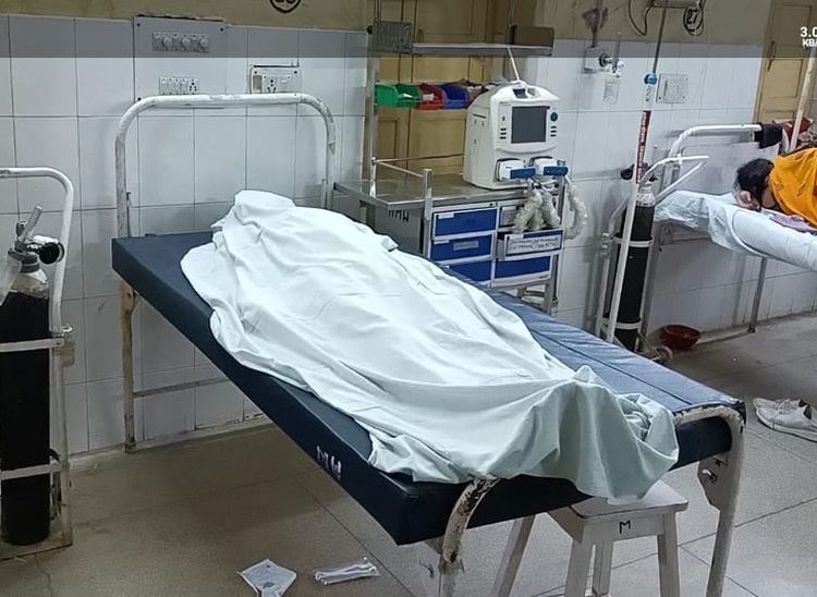 सोजत अस्पताल में पड़ा मृतक रहमत खान का शव।