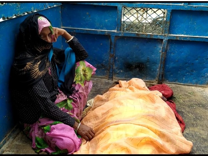 पिकअप में रखे शव के पास बैठी रिश्तेदार।