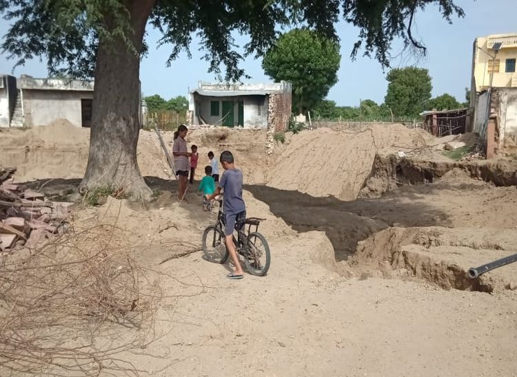 बोरनड़ी में कुएं के निकट खोदे गए गड्ढे के निकट खेलते बच्चे, जिनका इनमें गिरने का डर हर समय परिवार के लोगों को रहता हैं।
