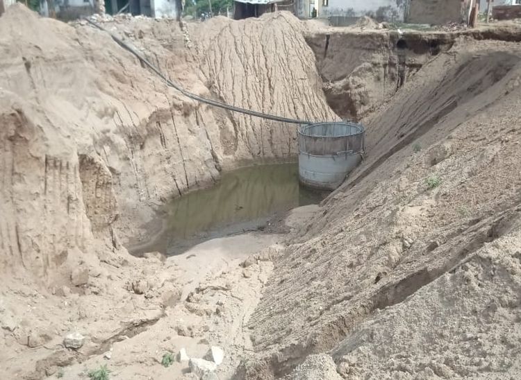 इतने बड़े तालाब में तब्दील हो गया है गड्ढा। कोई हादसा हो गया तो जिम्मेदार कौन होगा?