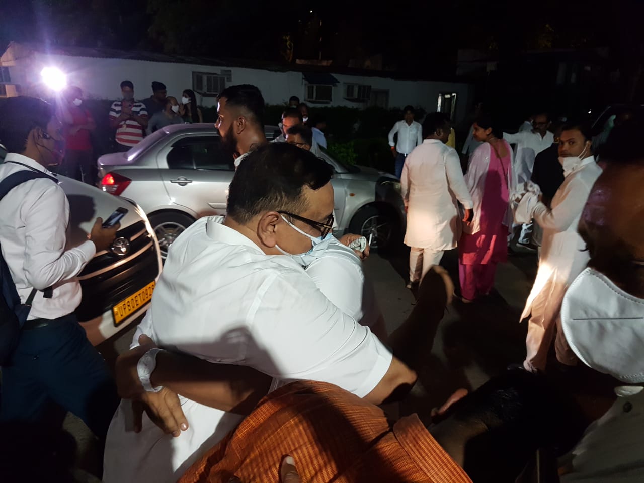 राहुल गांधी के साथ बैठक खत्म होने के बाद कांग्रेस मुख्यालय के बाहर खुशी का माहौल था।