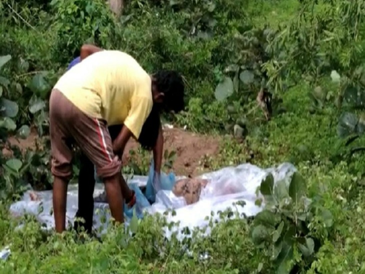 दो दिन पहले मल्हार के पुरातत्व स्थल के पास जमीन में गड़ी मिली थी दीपक लोहार की लाश।