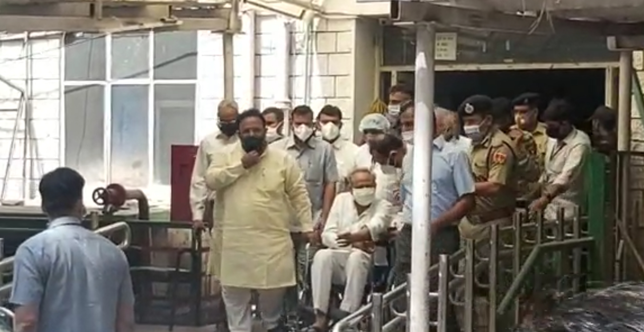 सीएम को 2 से 3 दिन तक अस्पताल में रहने की सलाह दी गई है। वे अब बेहतर महसूस कर रहे हैं।
