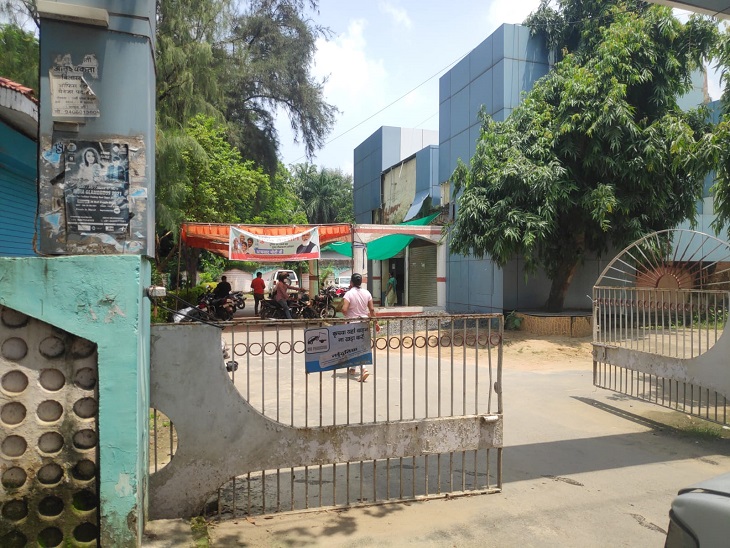 संजय तरण पुष्कर स्थित टीका सेंटर में भी पहुंच रहे गिने चुने लोग।