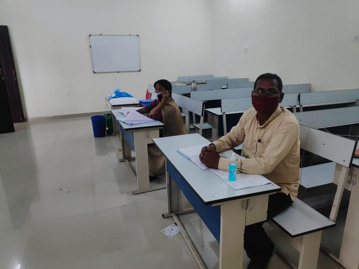 लाला लाजपतराय स्कूल के टीका सेंटर में लोगों का इंतजार करते स्वास्थ्य कर्मी।