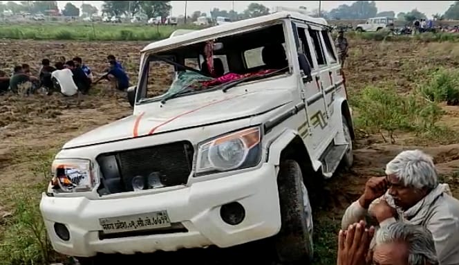 हमले के दौरान क्षतिग्रस्त वन अमले की गाड़ी