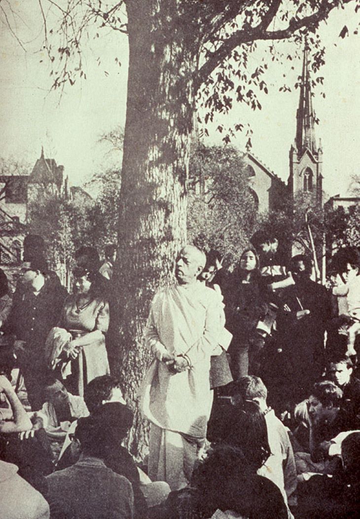 यूएसए के बोस्टन का वो पेड़ जहां श्रील् प्रभुपाद खड़े होकर भगवत गीता पर उपदेश देते थे और कीर्तन करते थे। इस पेड़ का नाम उनकी याद में हरे कृष्णा ट्री रखा गया। आज भी इस्कॉन के भक्त इस पेड़ को देखने जाते हैं।