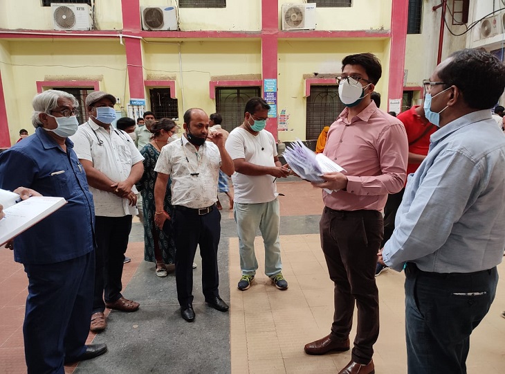 इसके साथ ही अस्पताल में रखी शिकायत पेटी को खुलवाया और उसमें रखे आवेदनों को देखा।