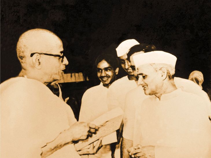 भारत के पूर्व प्रधानमंत्री लालबहादुर शास्त्री के साथ श्रील् प्रभुपाद। भारत सरकार ने उनके अध्यात्म की दिशा में किए गए कामों को काफी सराहा।