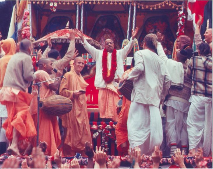 हरे कृष्णा संकीर्तन में विदेशी भक्तों के साथ श्रील् प्रभुपाद।