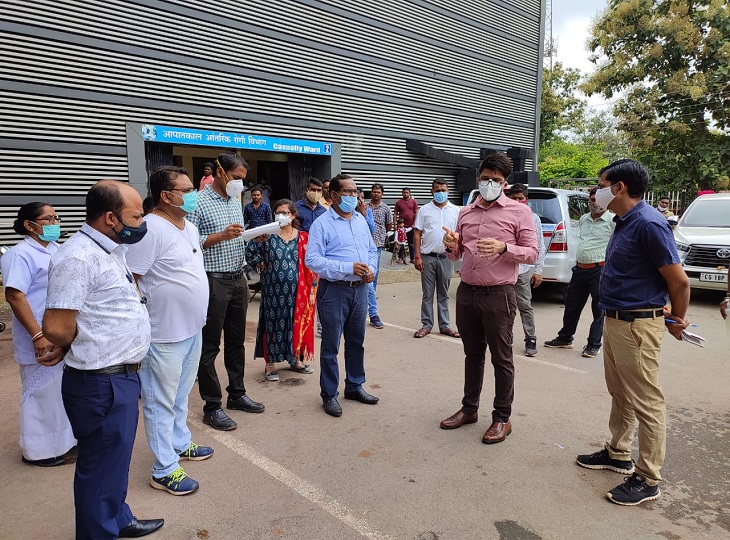 सुबह-सुबह कलेक्टर को देख अस्पताल में हड़कंप भी मच गया।