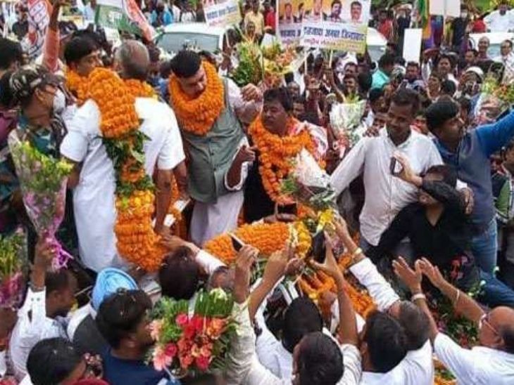 कार्यकर्ताओं ने गर्मजोशी से किया स्वागत। - Dainik Bhaskar