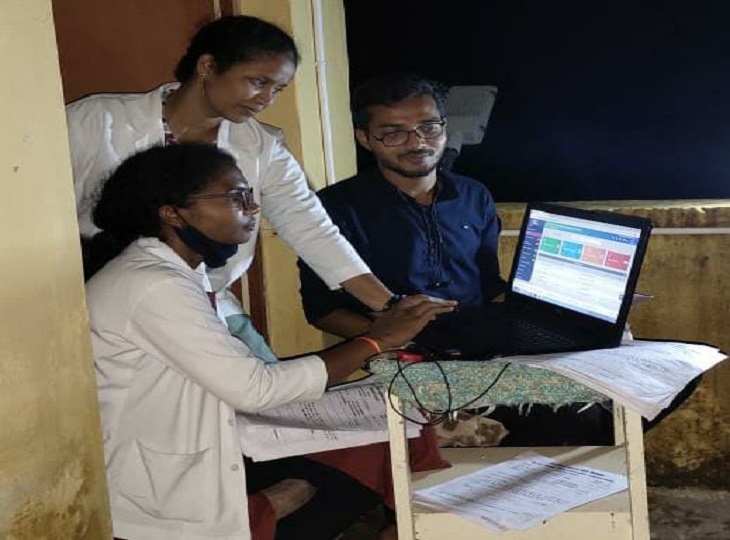 स्टाफ नर्स सरस्वती डेगल खुद के लैपटॉप का उपयोग कर आयुष्मान कार्ड बनाने का काम भी कर रही है।