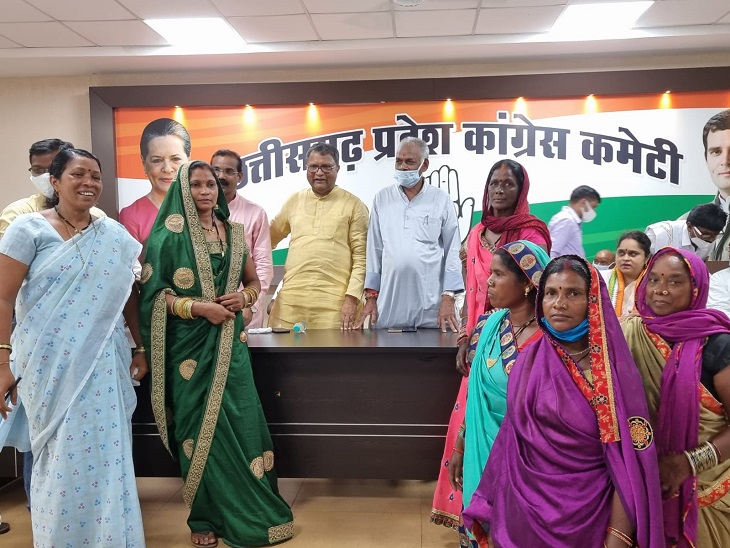 महिला प्रतिनिधियों के साथ मछुआ कांग्रेस और पीसीसी के पदाधिकारी।