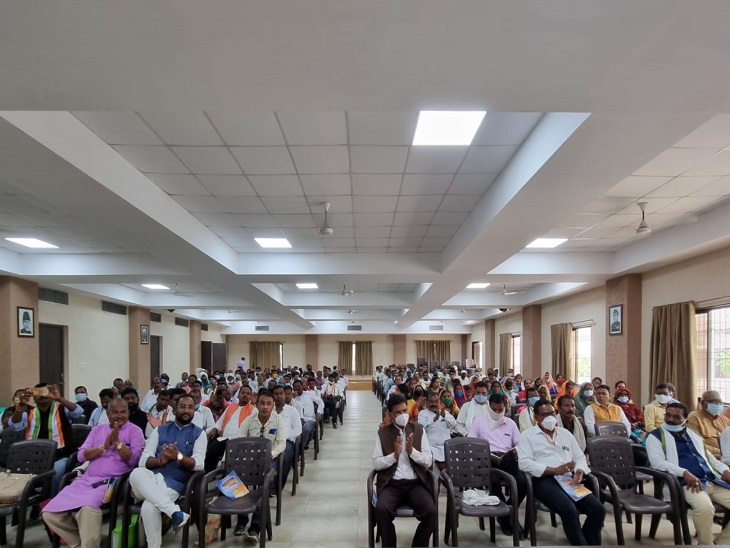 मछुआ कांग्रेस के राज्य स्तरीय सम्मेलन में विभिन्न जिलों के प्रतिनिधि आए।