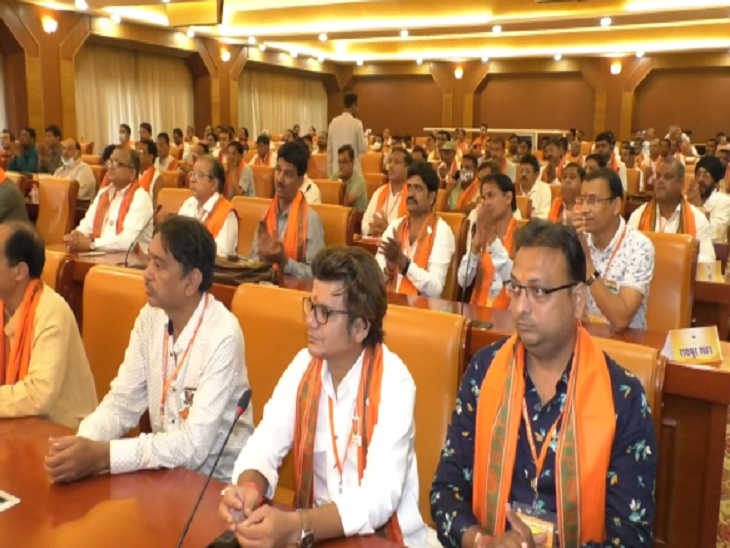 बैठक के दौरान भाजपा के कार्यकर्ता।