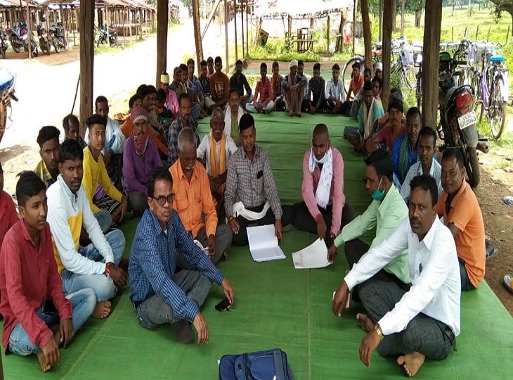 आमाबेड़ा के लोग अंतागढ़ को जिला बनाने की मांग को लेकर कई दिनों से धरना में बैठे हुए हैं।