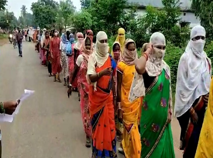 कई पंचायतों के लोग सड़कों पर उतर आए हैं।