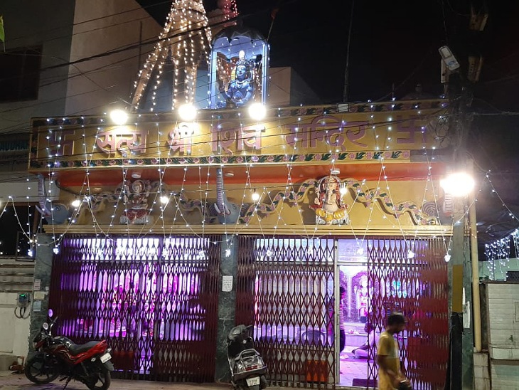 जन्माष्टमी पर दूधिया रोशनी से नहाए शहर के मंदिर।