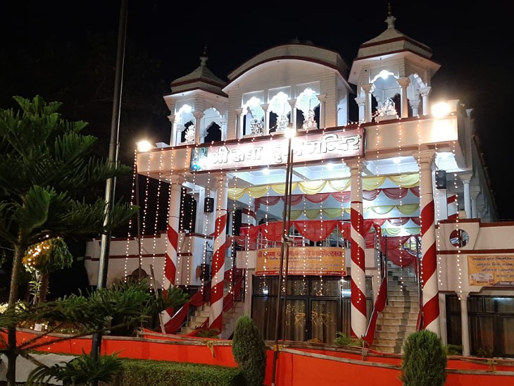 जन्माष्टमी पर दूधिया रोशनी से नहाए शहर के मंदिर।
