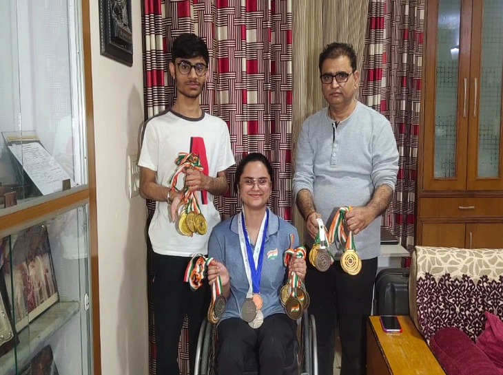 अवनि के परिजनों ने बताया कि पिछले 5 सालों में अवनी ने इतने पदक जीत लिए हैं, कि अब उन्हें गिन पाना भी मुश्किल है।