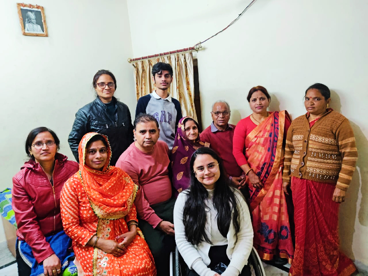 अपने चंचल स्वभाव की वजह से अवनि अपने परिवार में सबकी चहेती है।