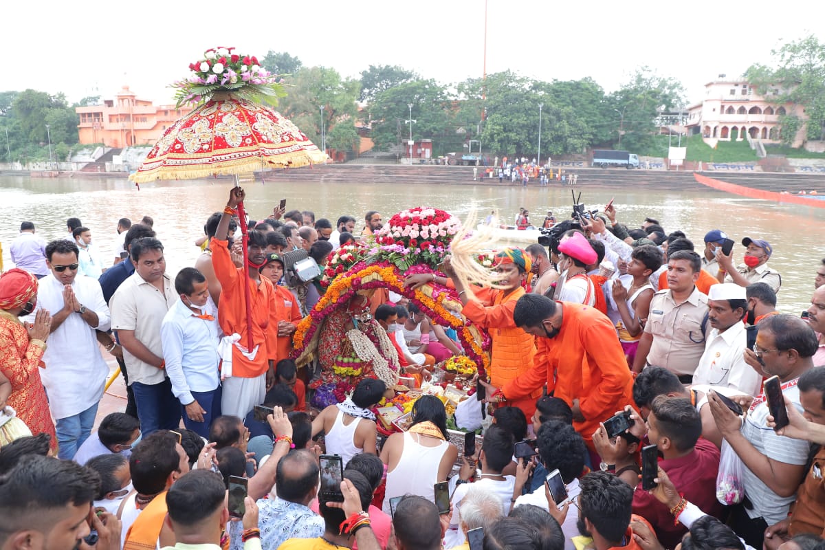 उज्जैन में सवारी के दौरान महाकाल दर्शन करते श्रद्धालु।