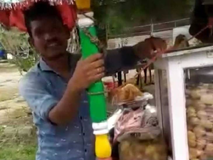 इंदौर के देपालपुर में पानी पूरी बेचने वाला इलियास।