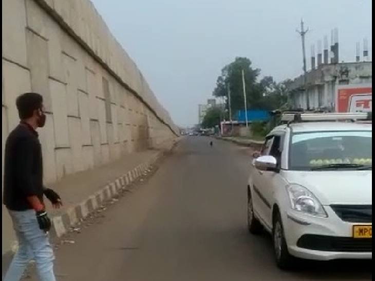 गाड़ी से उतरकर अनजान बनने का ढोंग करता कस्टमर। दूसरा बदमाश कार में है।